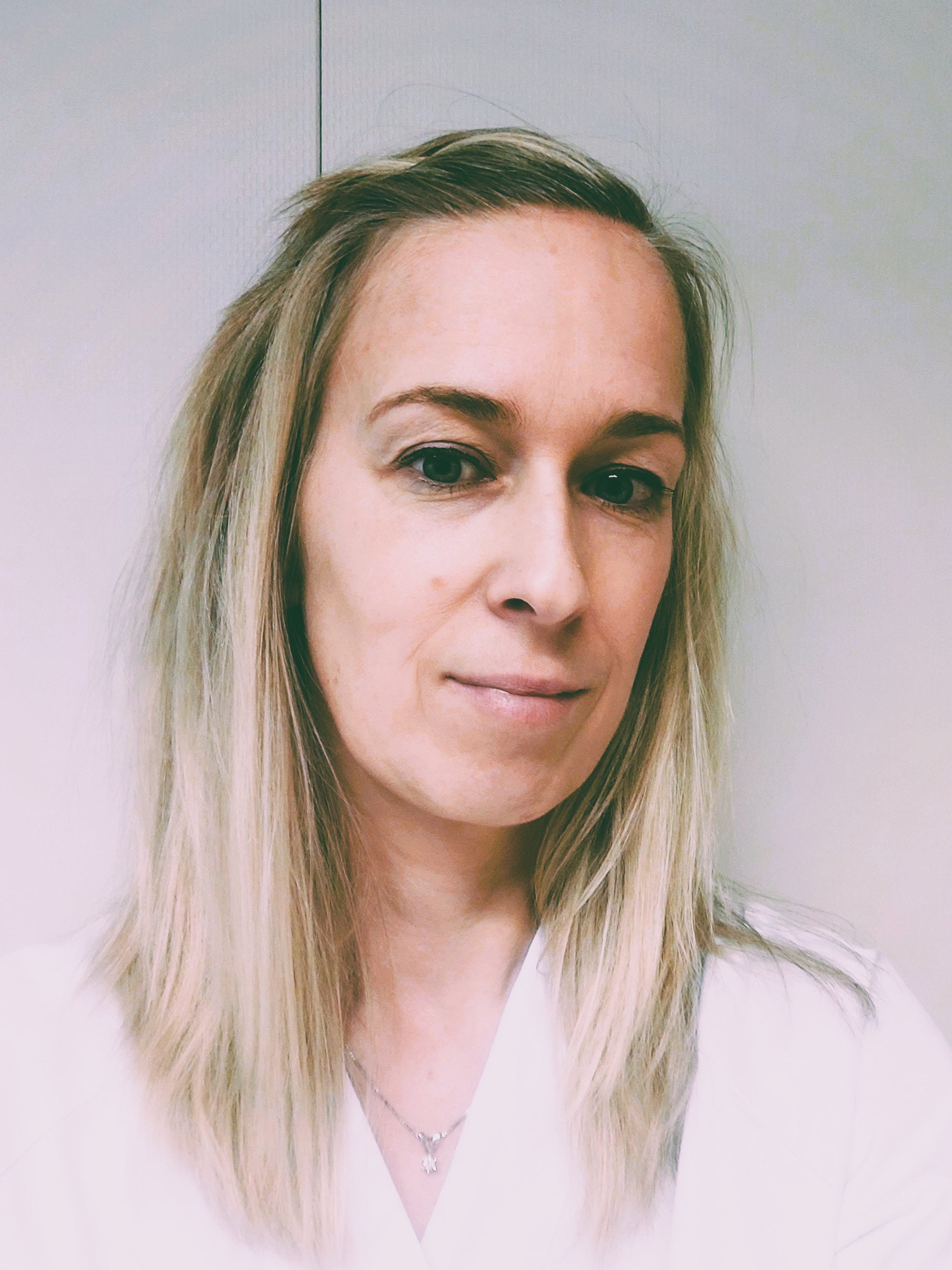 En kvinne med langt hår