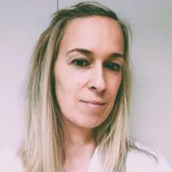 En kvinne med langt hår