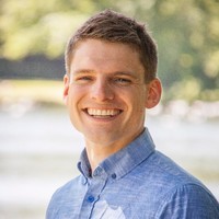 En mann som smiler til kameraet