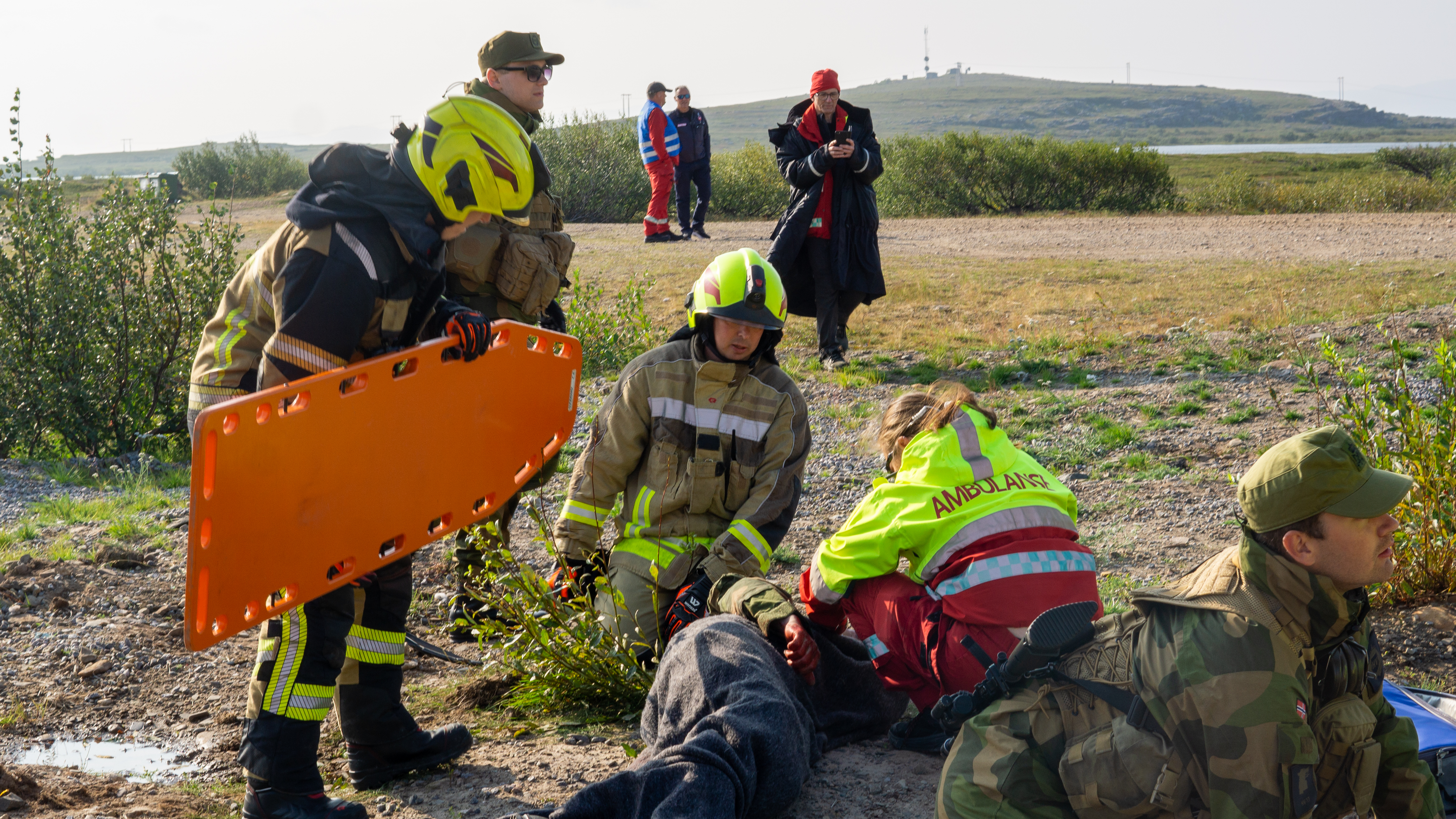 Skadet soldat behandles av ambulansepersonell