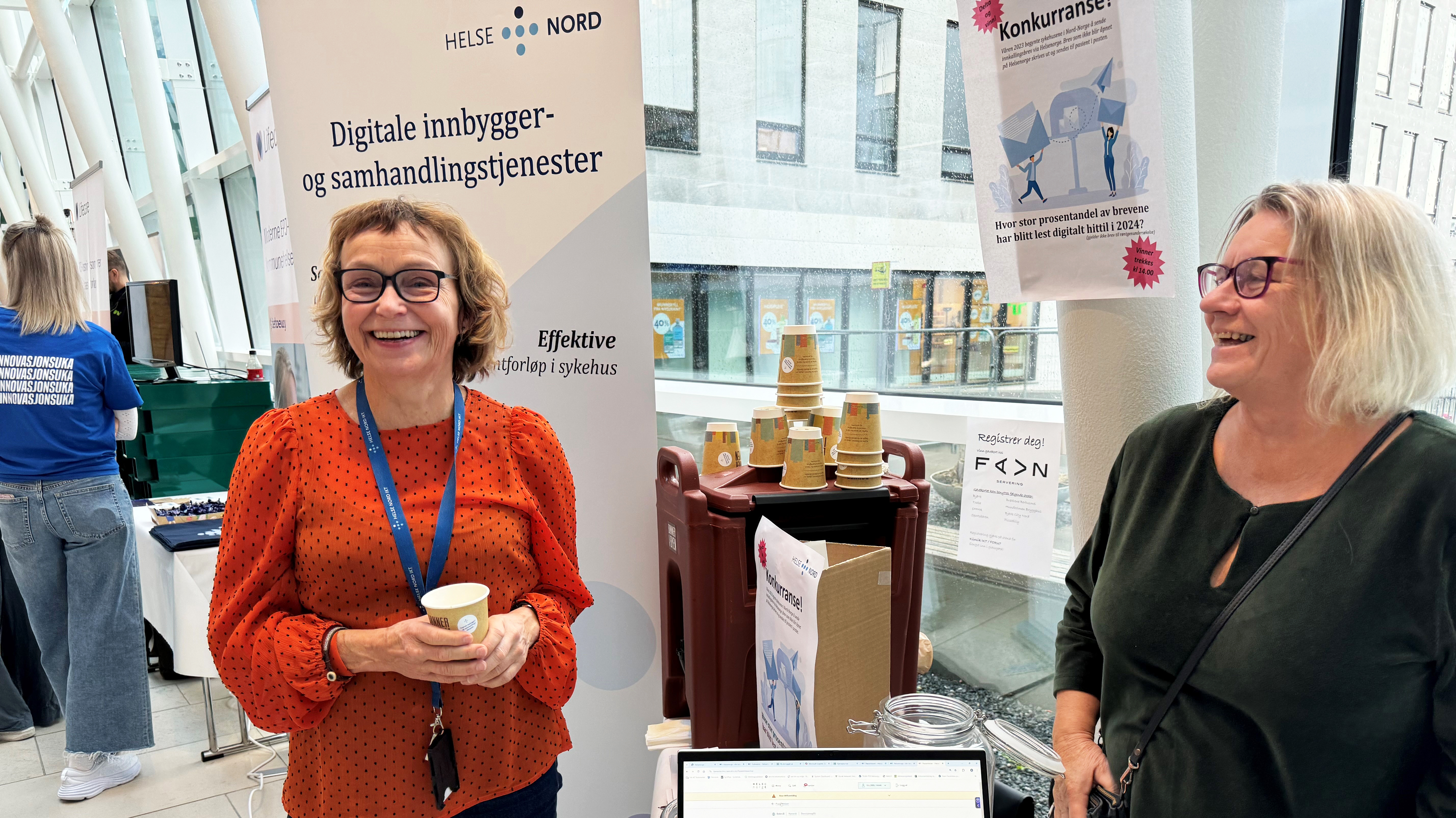 Tove Sørensen og Linda Sollund i Helse Nord på stand på Nordlandssykehuset