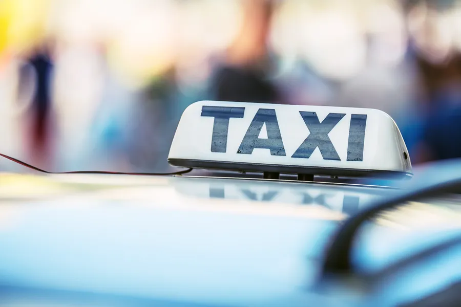 Et nærbilde av et taxi-skilt