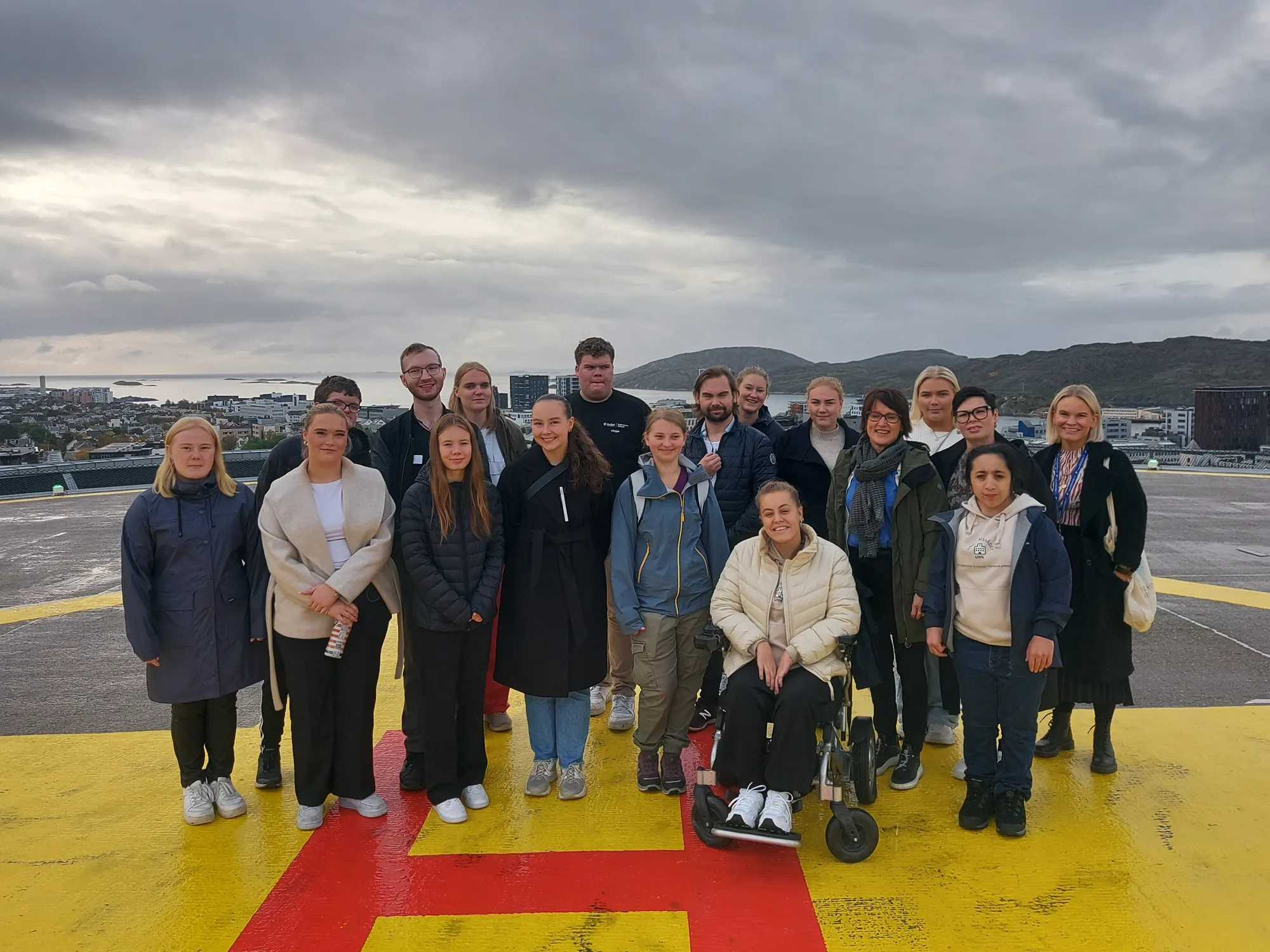En gruppe mennesker som poserer for et bilde