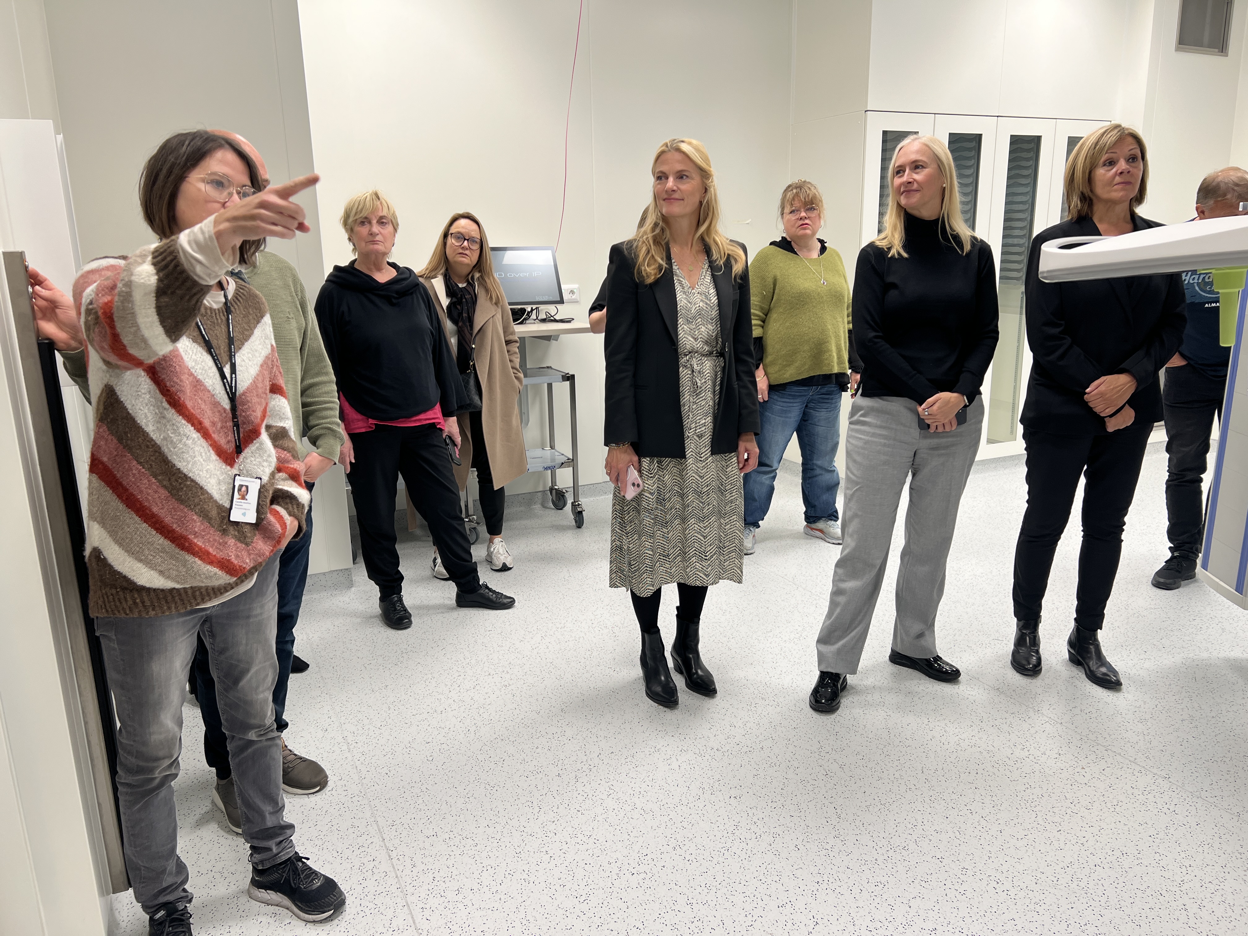 En gruppe mennesker som står i et rom