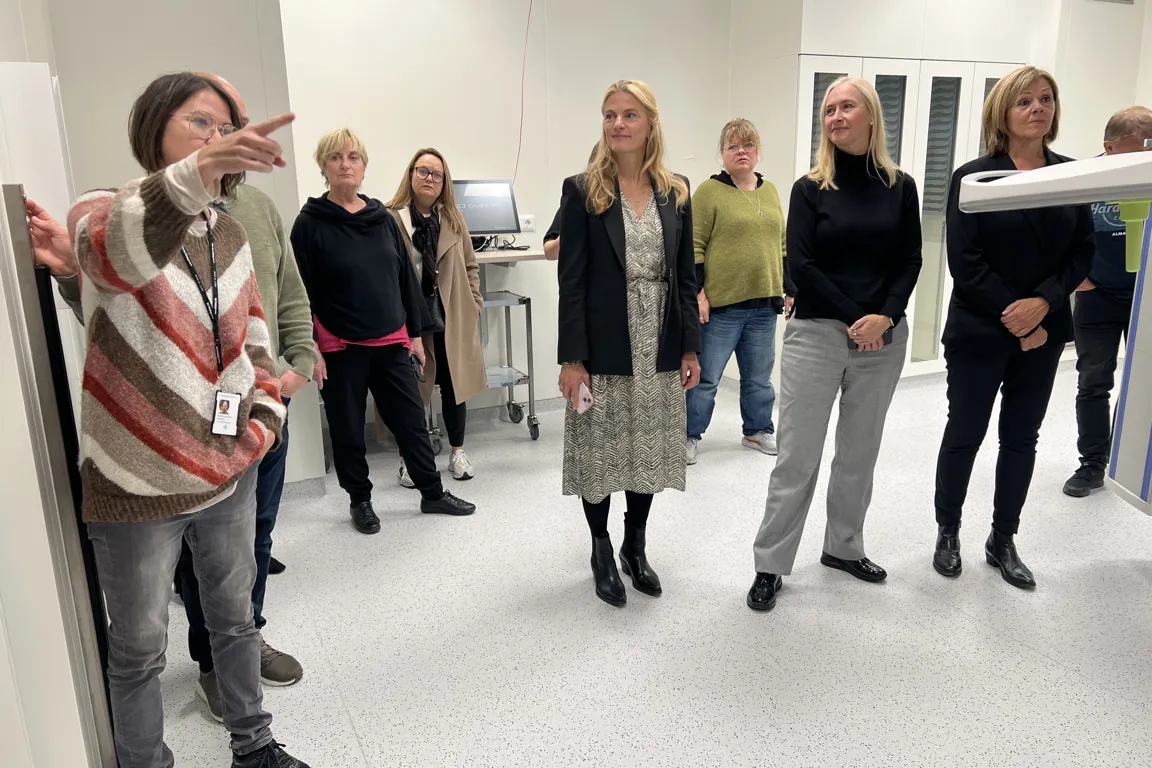 En gruppe mennesker som står i et rom