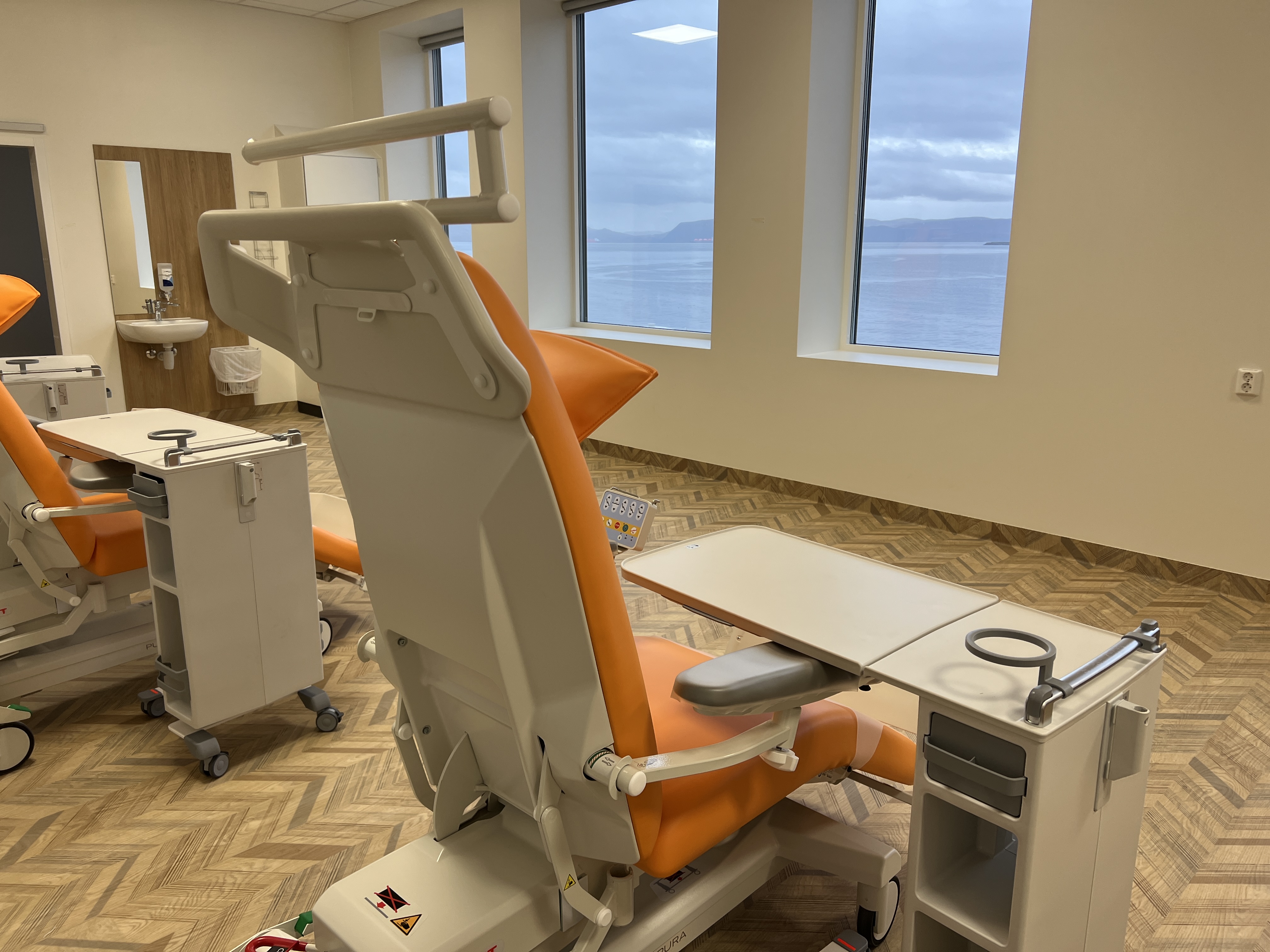 En stor tannlegestol i et rom