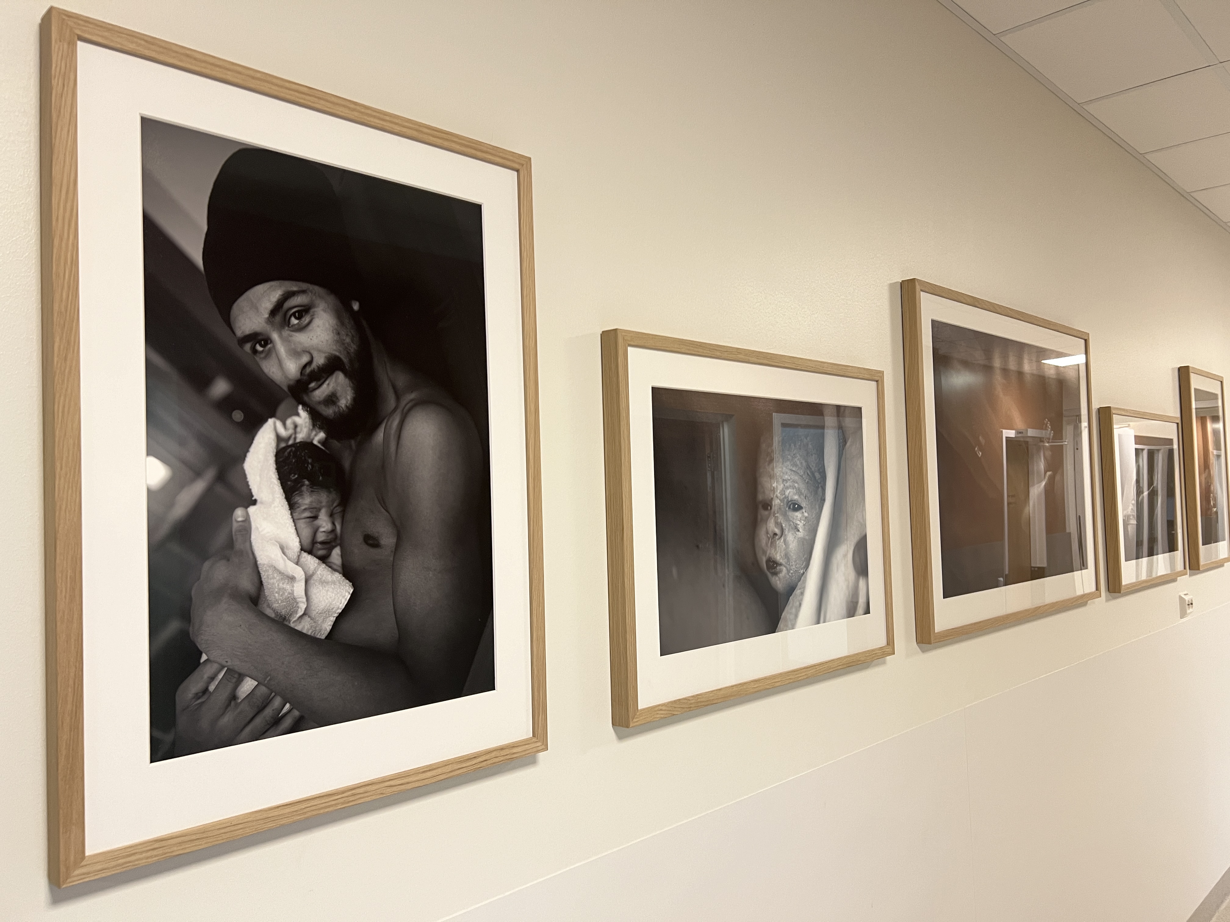 Et par innrammede bilder på en vegg