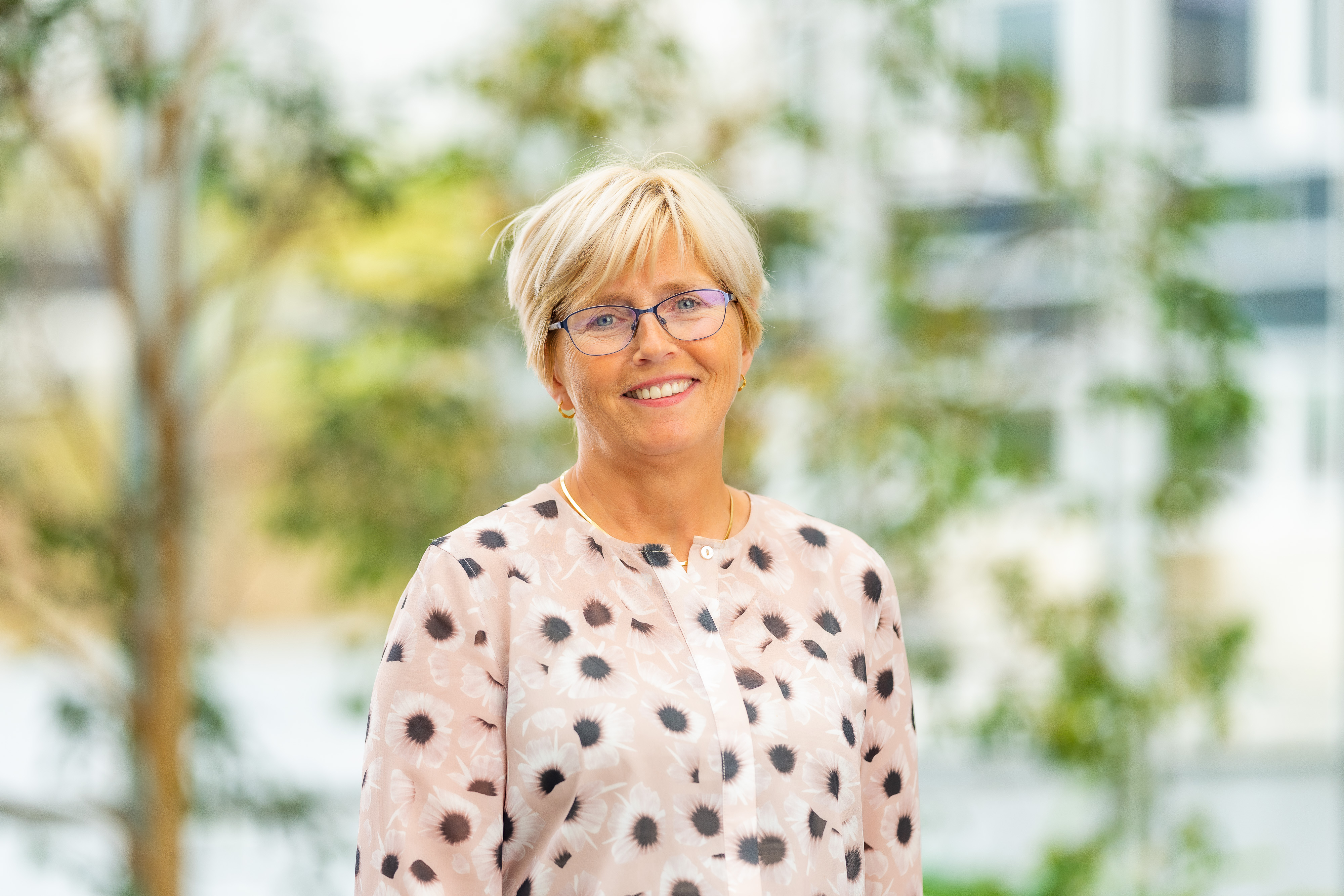 En person som bruker briller