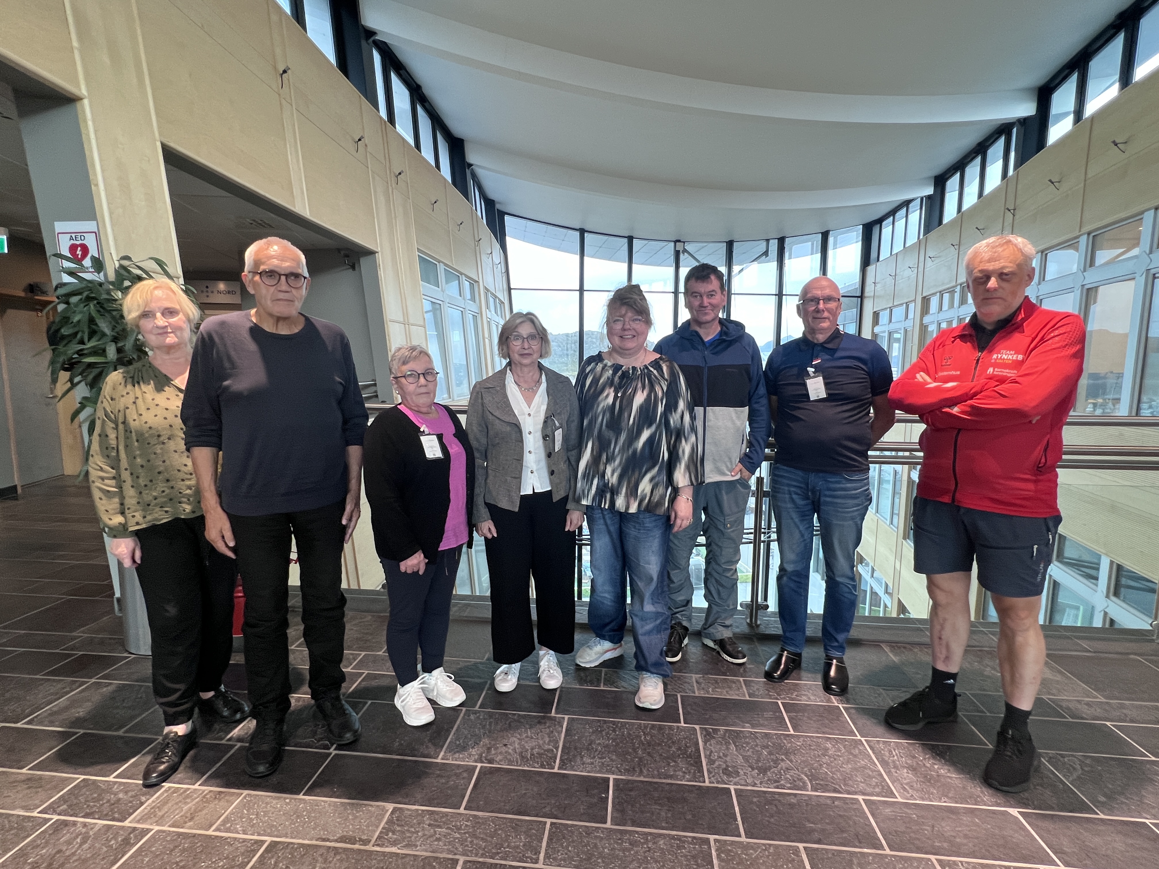 En gruppe mennesker som poserer for et bilde