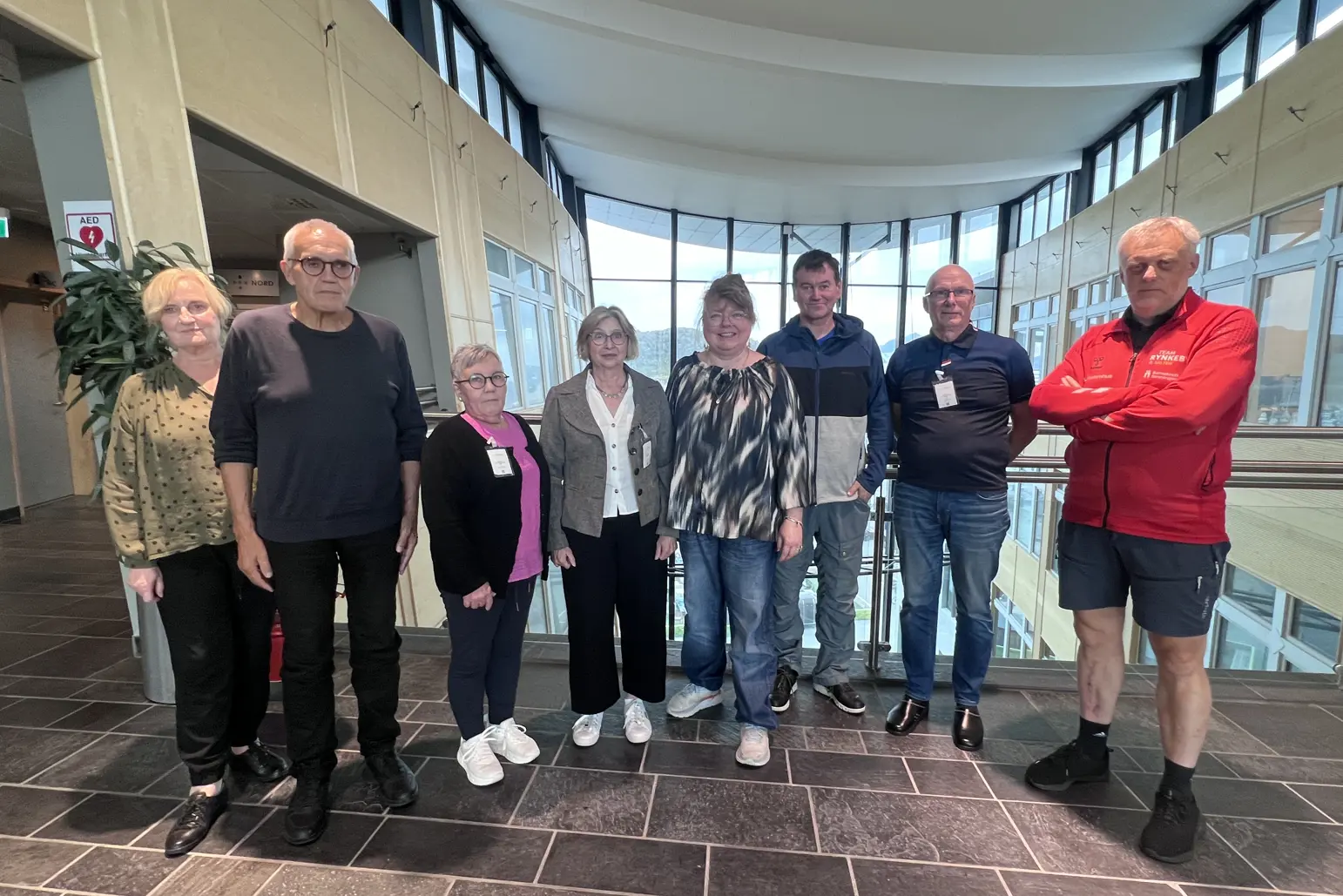 En gruppe mennesker som poserer for et bilde