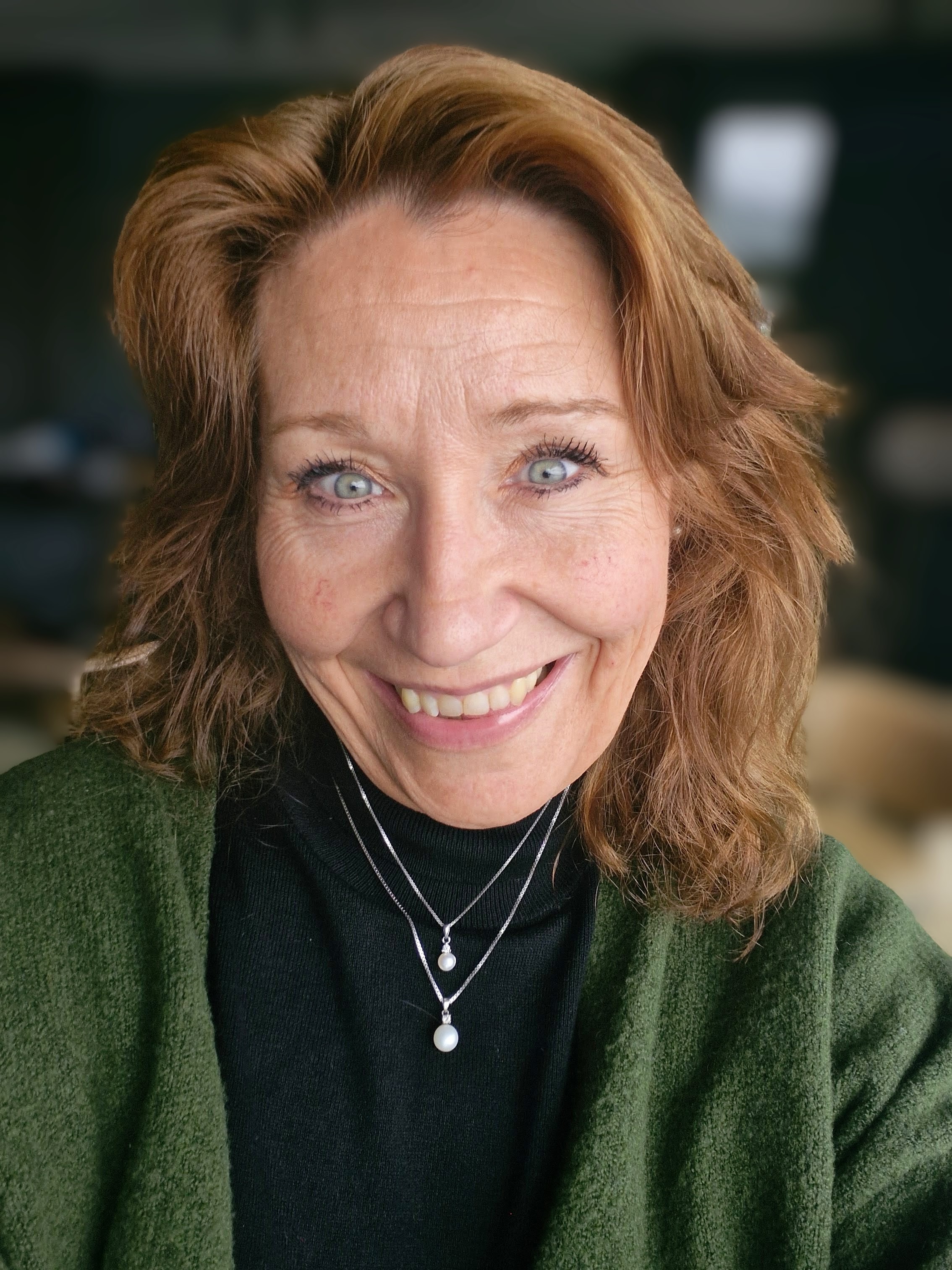 En kvinne med rødt hår