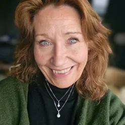 En kvinne med rødt hår