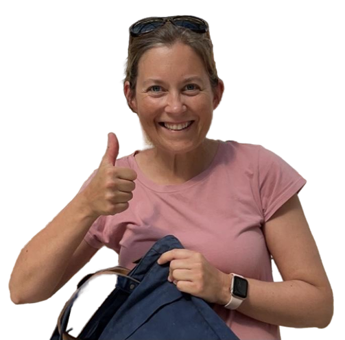 En kvinne som gir tommelen opp