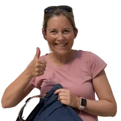 En kvinne som gir tommelen opp