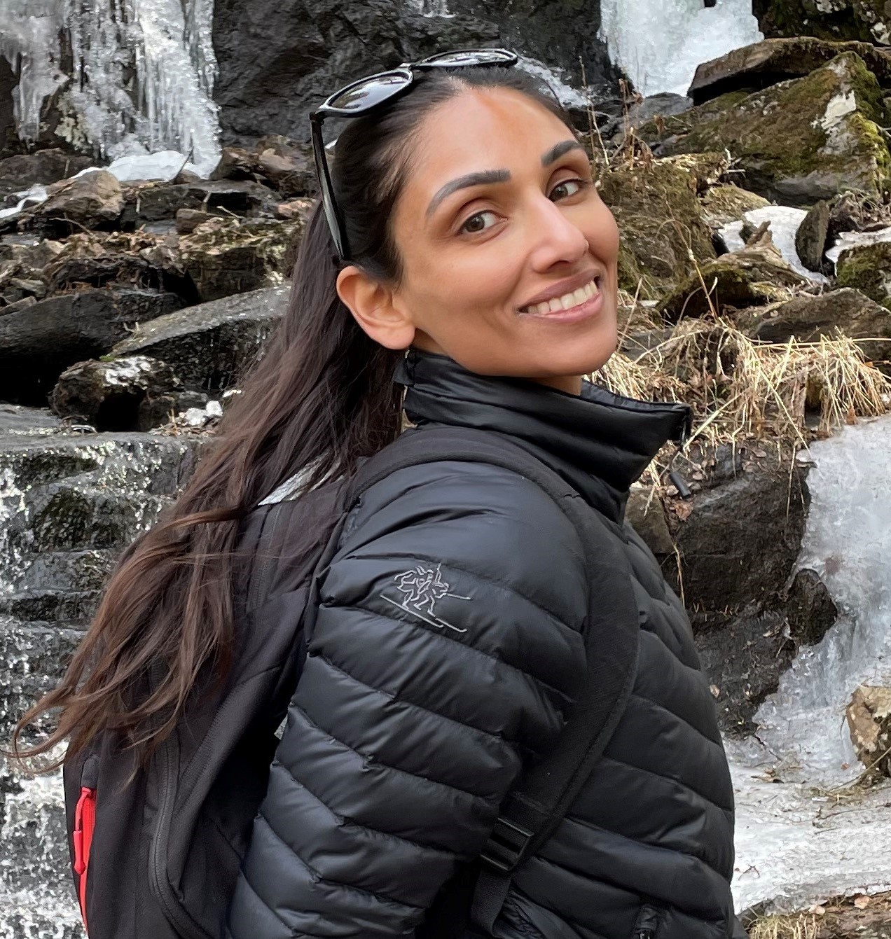 En kvinne som smiler til kameraet