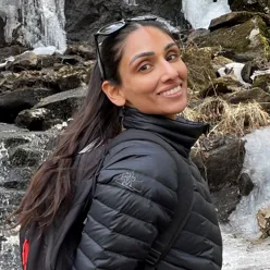 En kvinne som smiler til kameraet