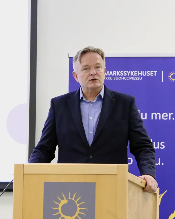 En mann som står på et podium