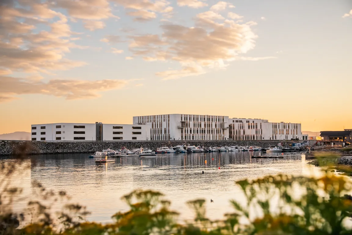 En vannmasse med bygninger langs den