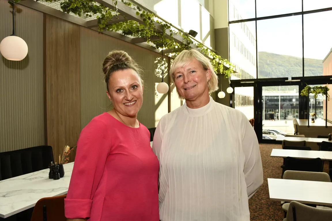 En mann og kvinne som poserer for et bilde