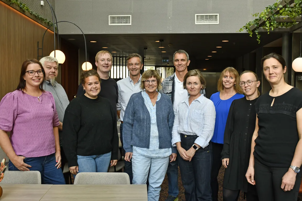 En gruppe mennesker som poserer for et bilde