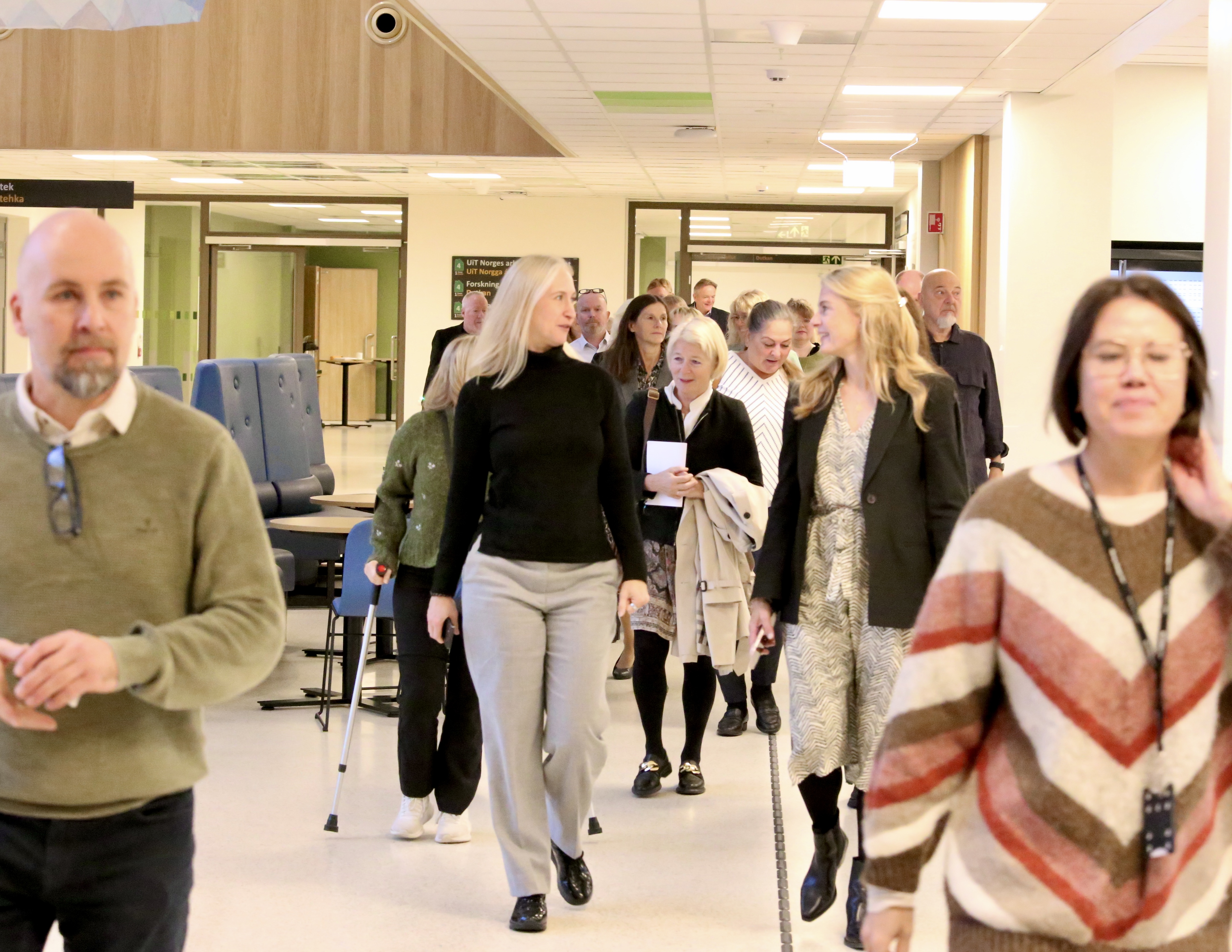 En gruppe mennesker som står i en gang