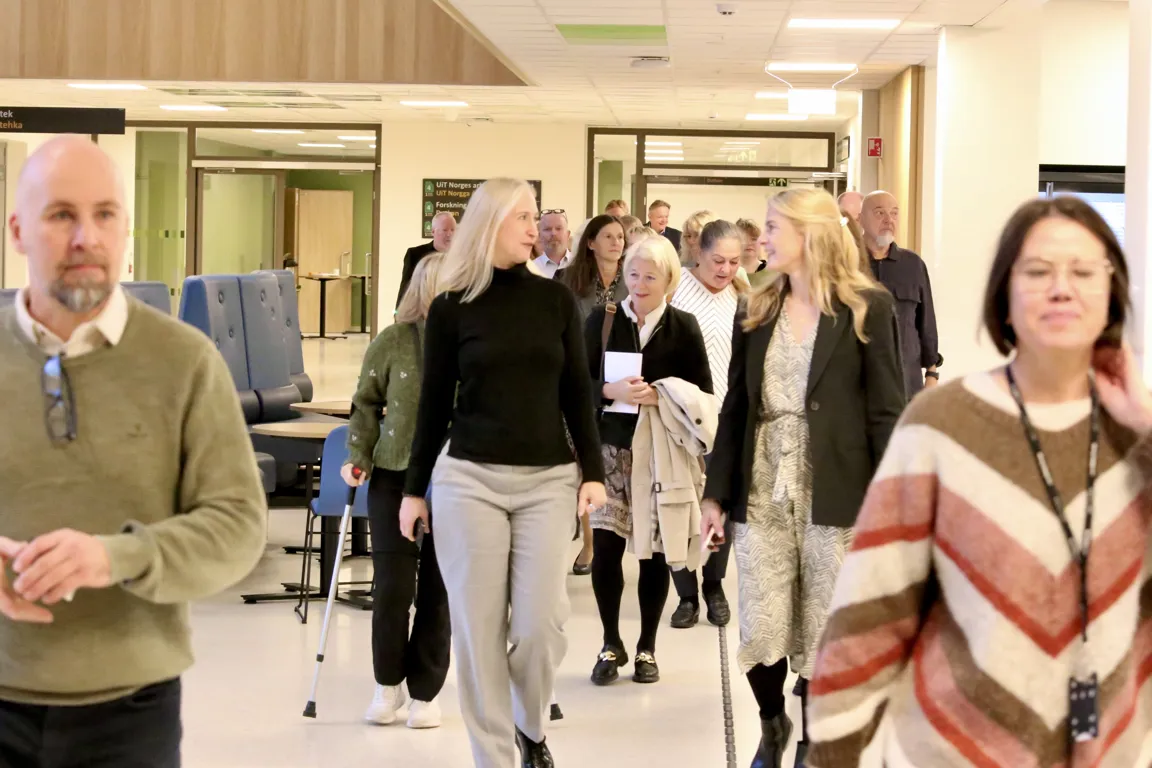 En gruppe mennesker som står i en gang