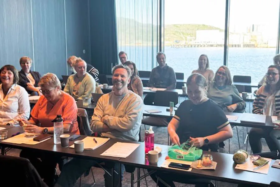 En gruppe mennesker som sitter ved bord