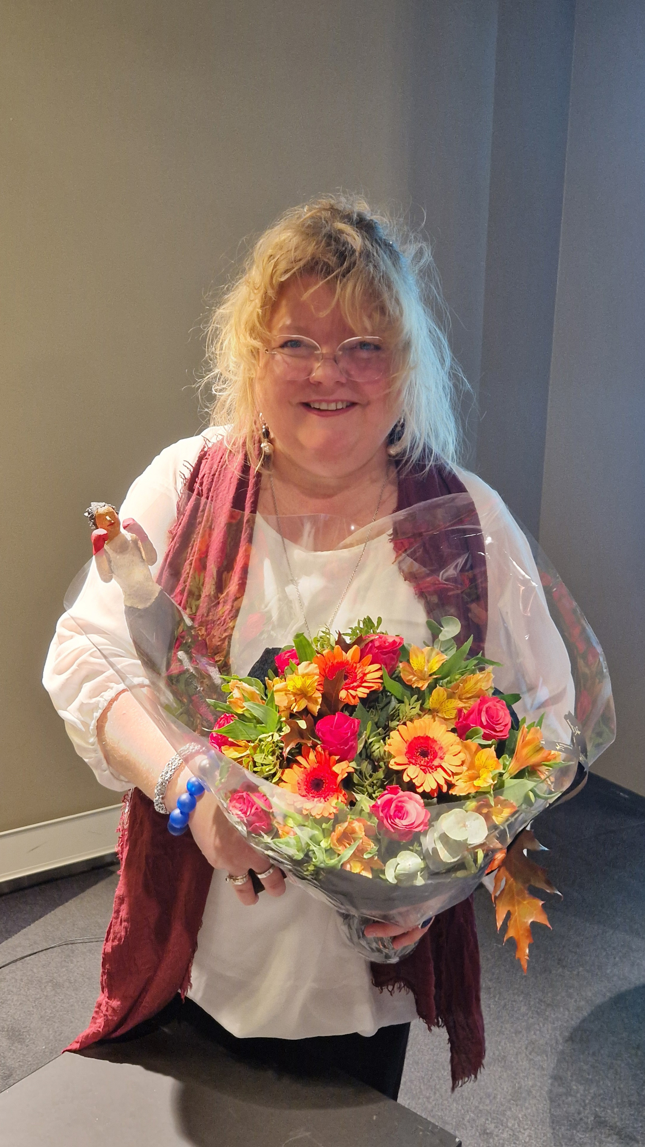 En kvinne som holder en bukett blomster