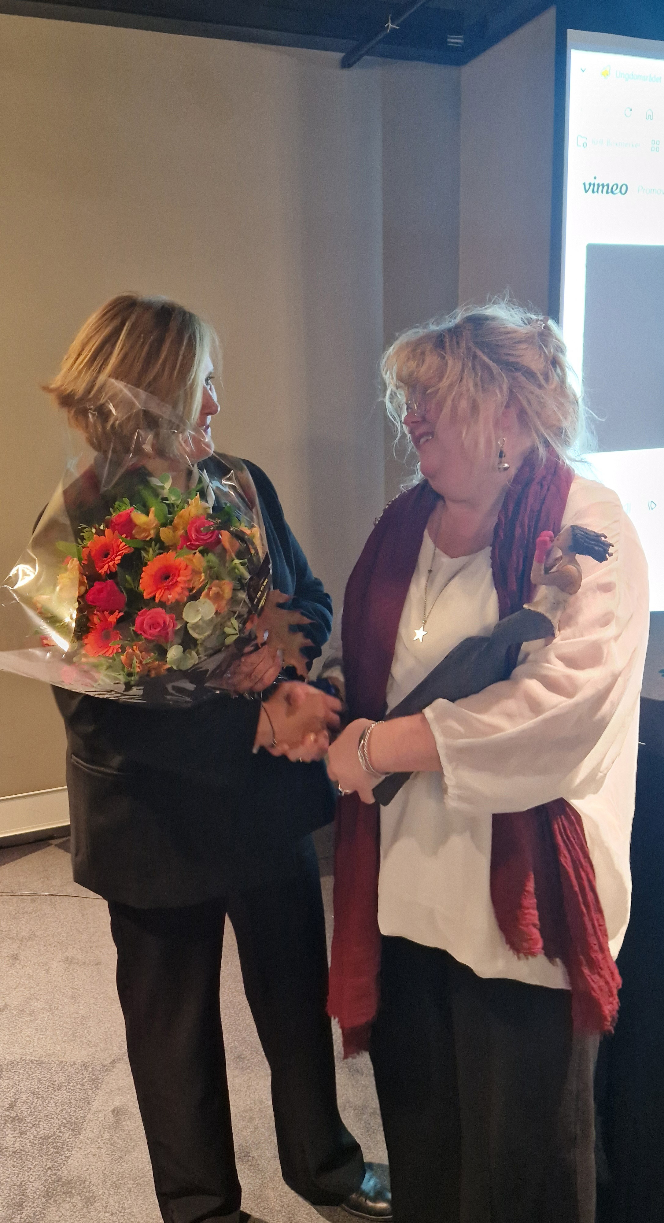 En kvinne som holder blomster
