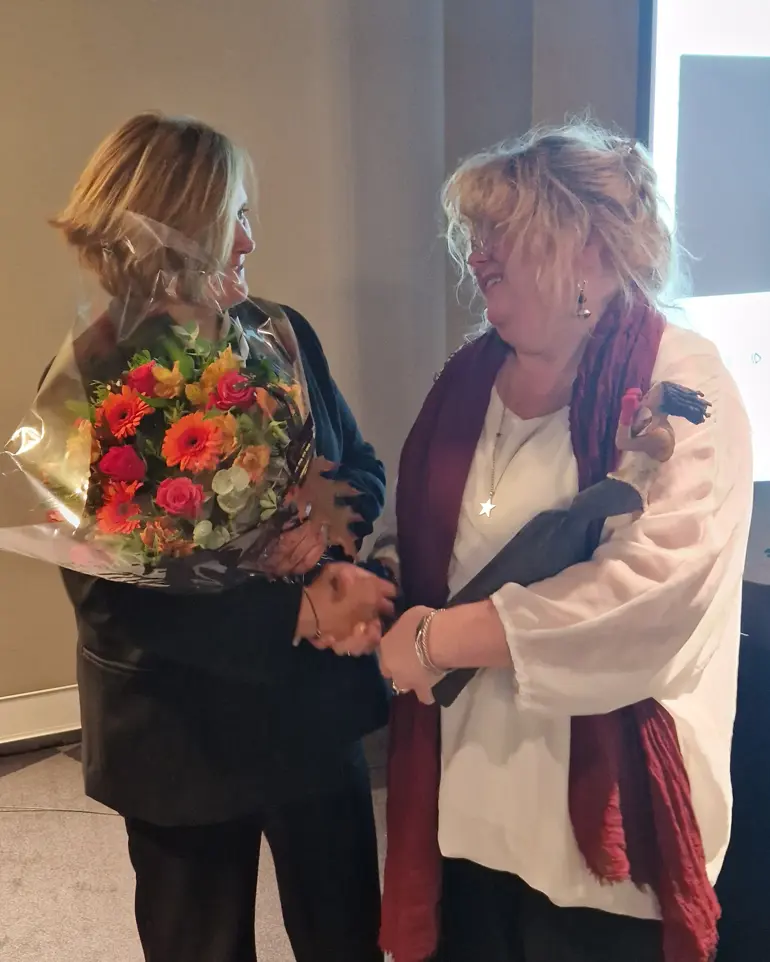 En kvinne som holder blomster