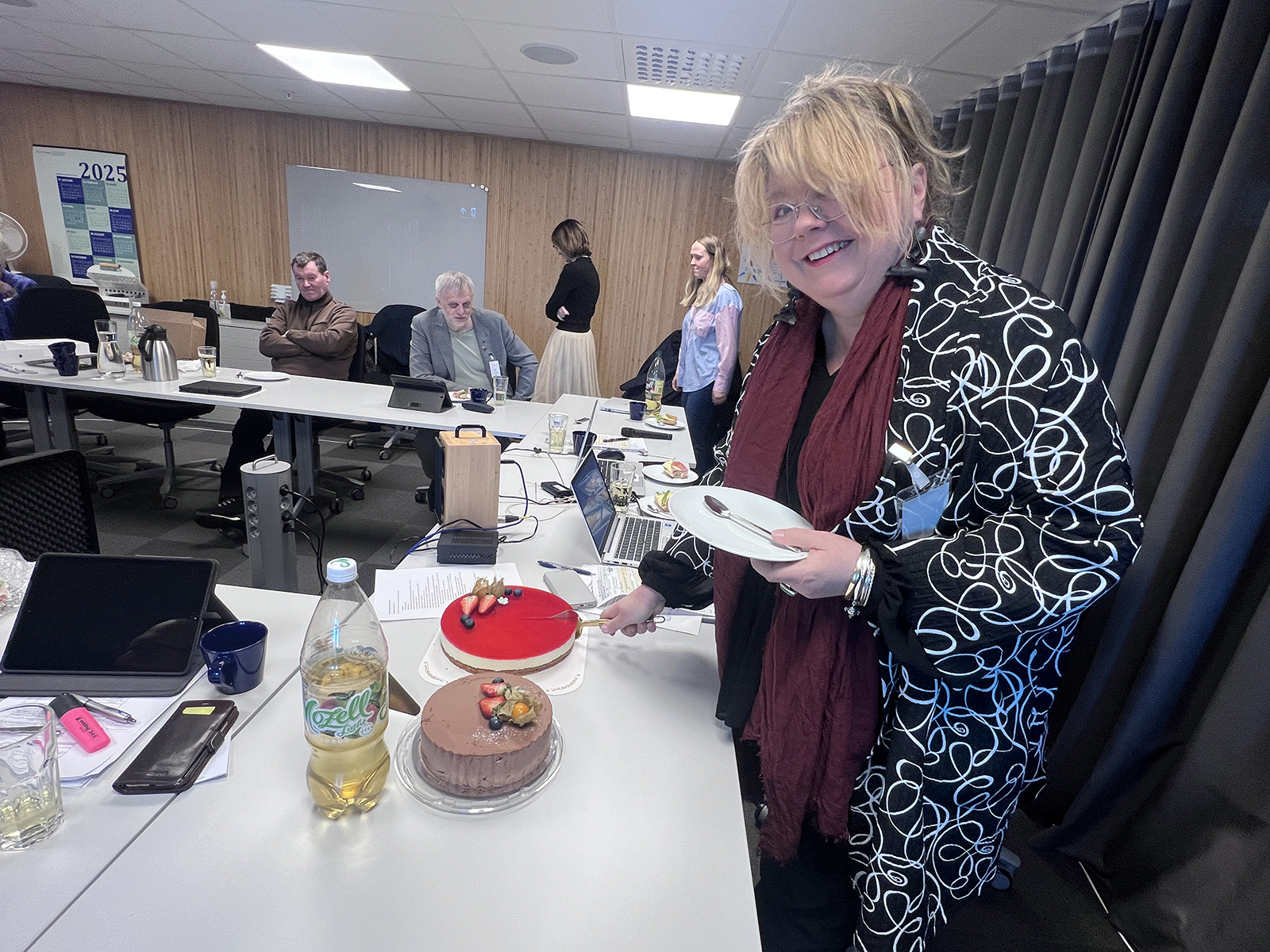 En person som holder en tallerken med kake