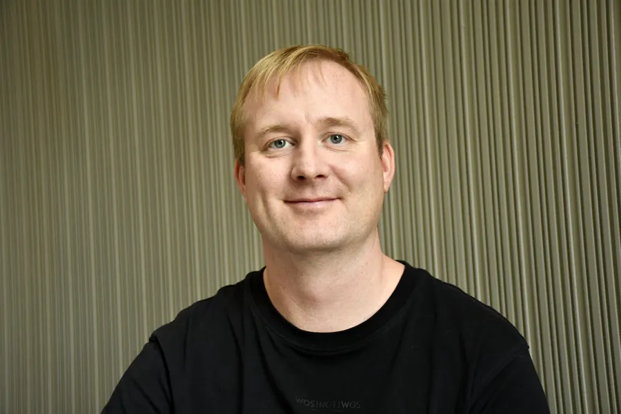 En mann i svart skjorte