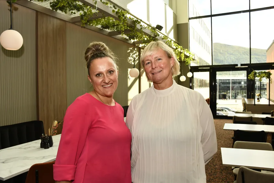 En mann og kvinne som poserer for et bilde