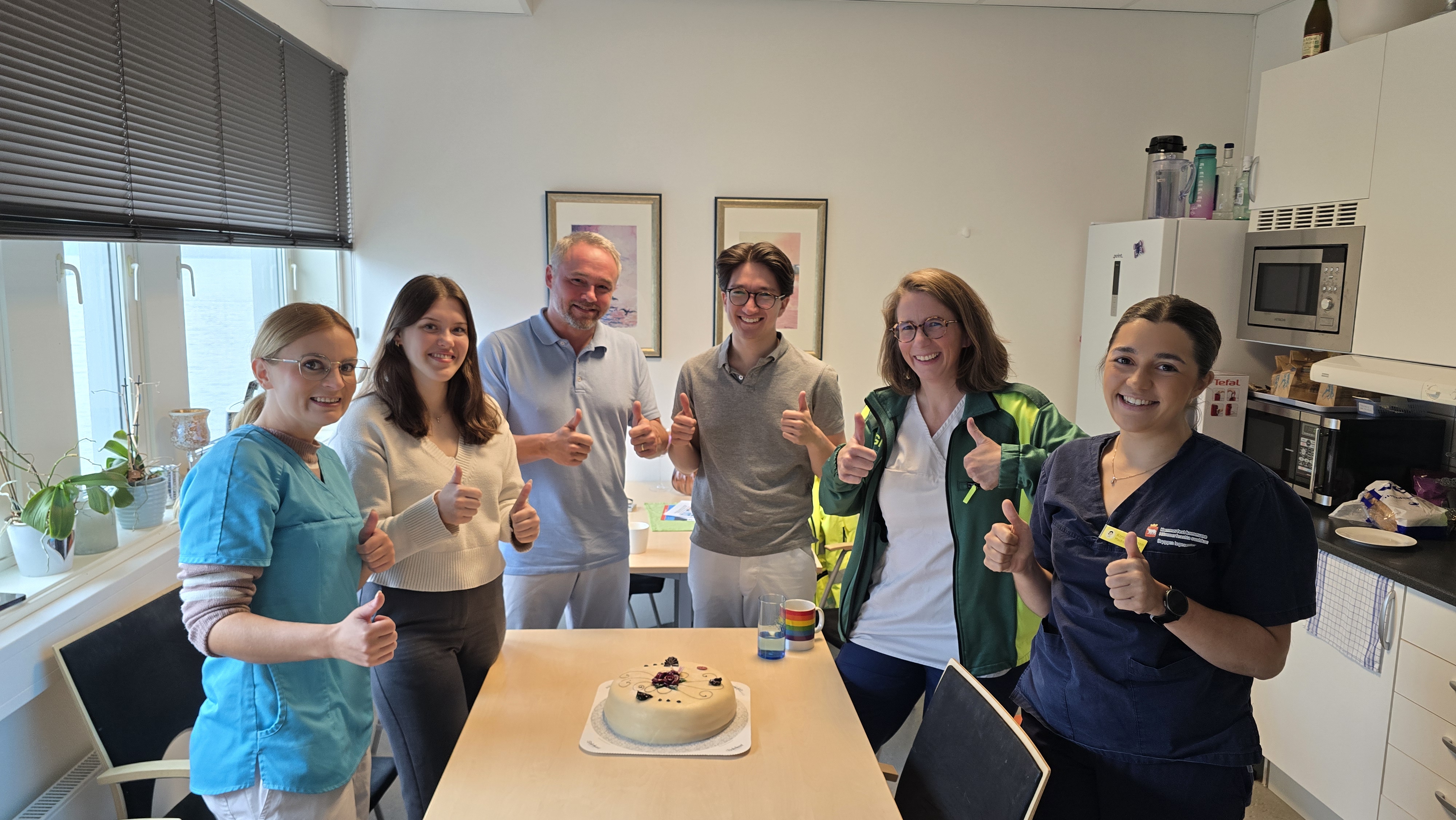 En gruppe mennesker som står på et kjøkken