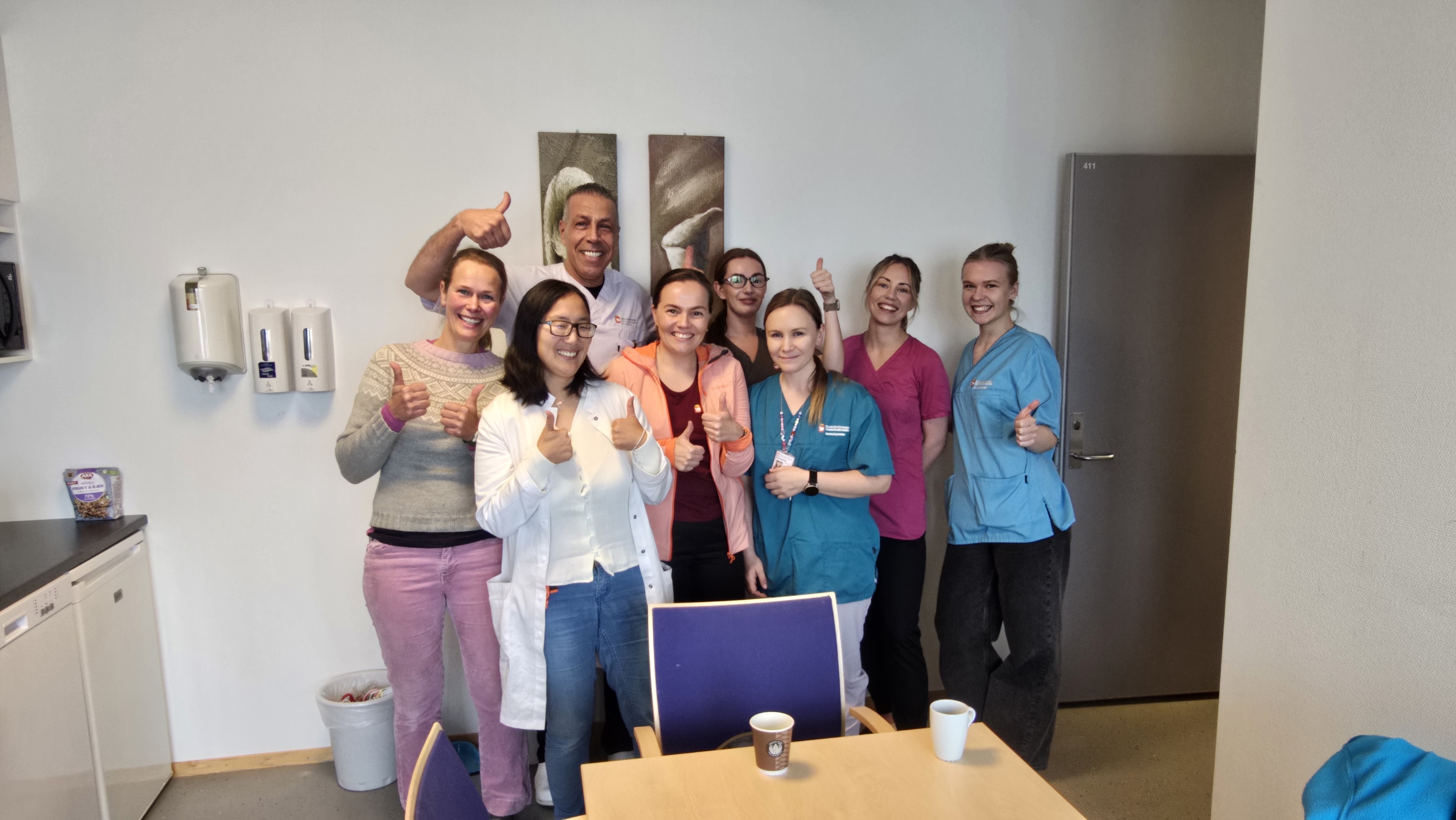 En gruppe mennesker som poserer for et bilde