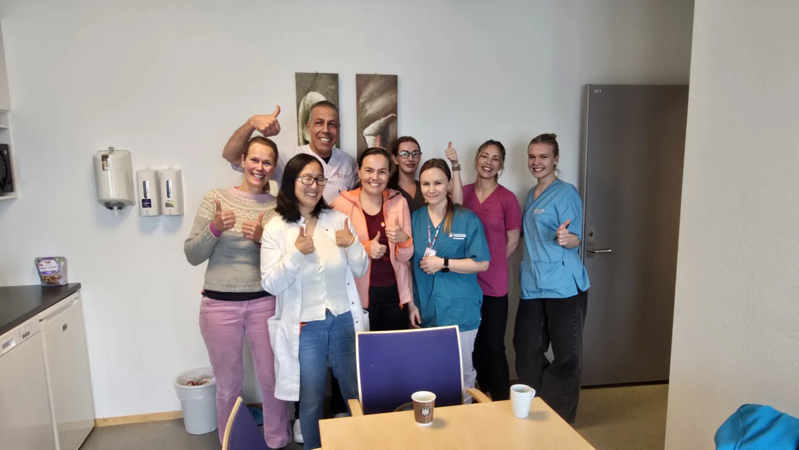 En gruppe mennesker som poserer for et bilde