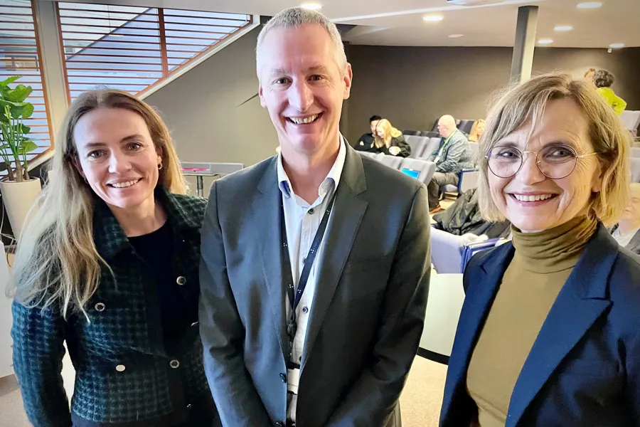 En gruppe mennesker som poserer for et bilde