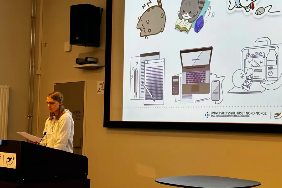 En mann som står foran en tavle