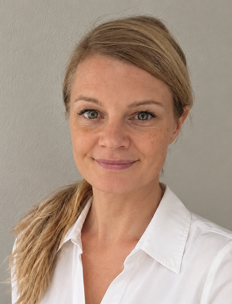 En kvinne med blondt hår