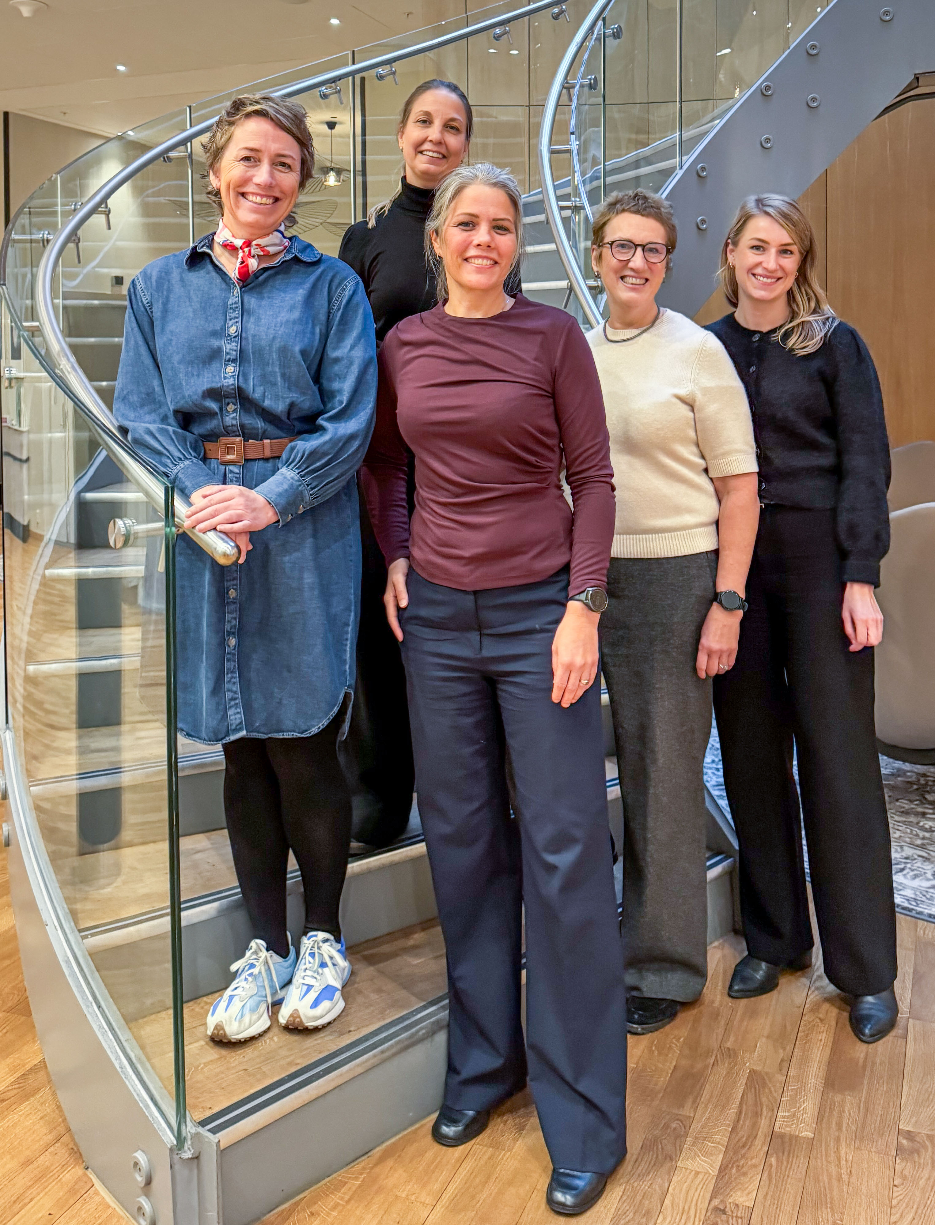 En gruppe kvinner som poserer for et bilde