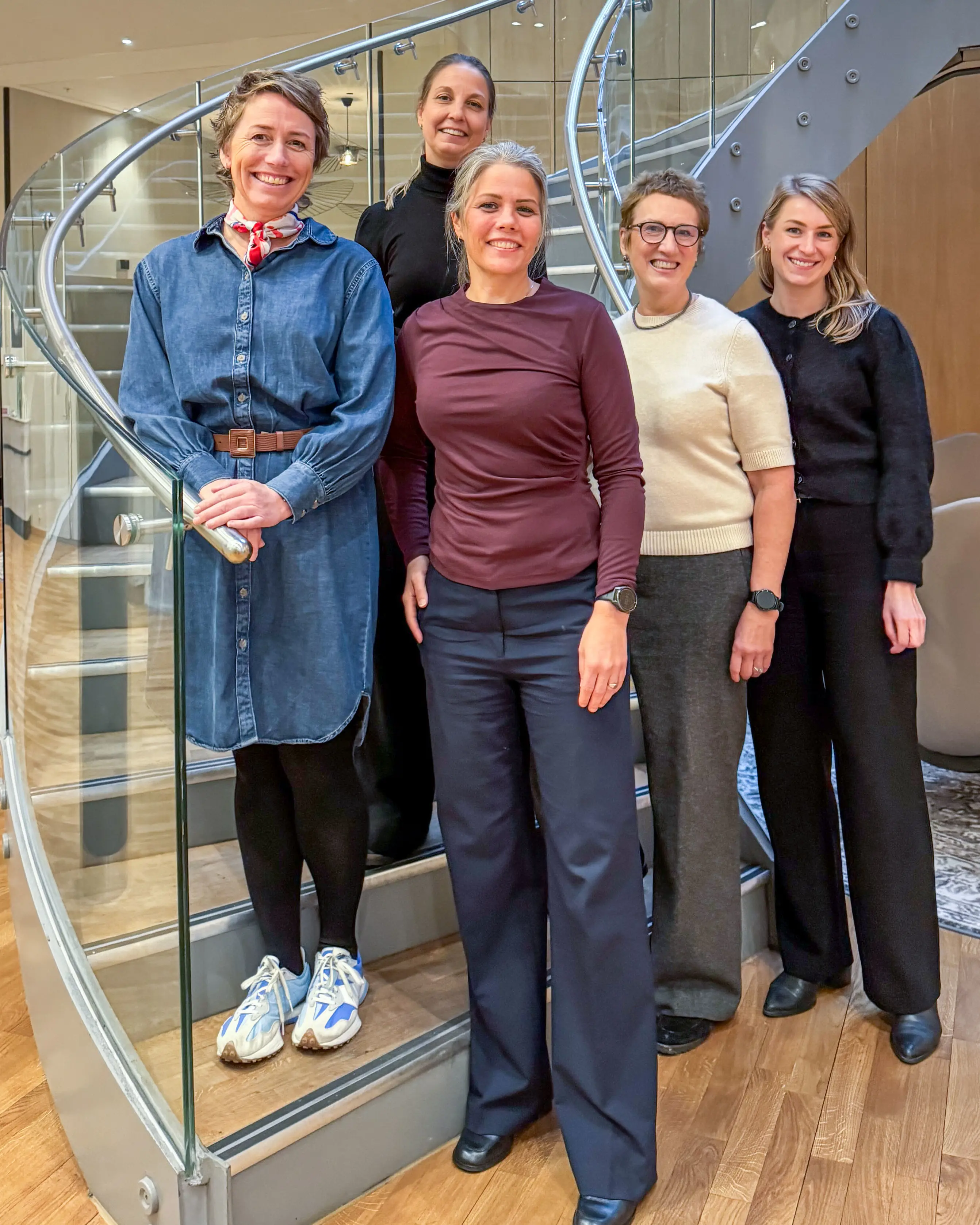 En gruppe kvinner som poserer for et bilde