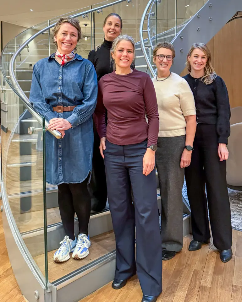 En gruppe kvinner som poserer for et bilde