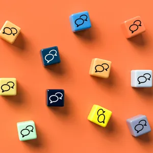 Illustrasjon samtalebobler på orange bakgrunn