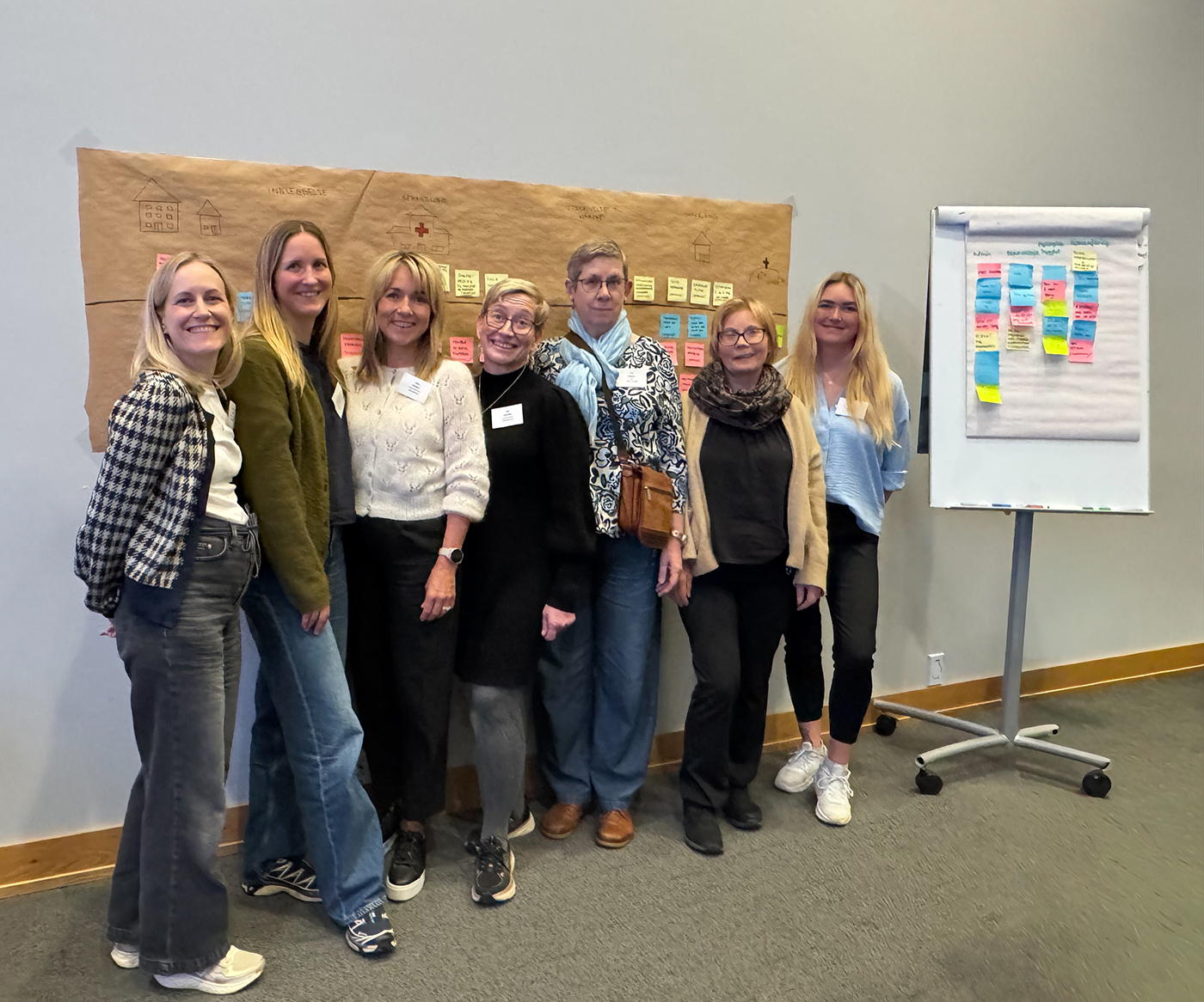 En gruppe mennesker som poserer for et bilde