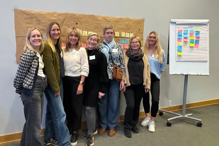 En gruppe mennesker som poserer for et bilde