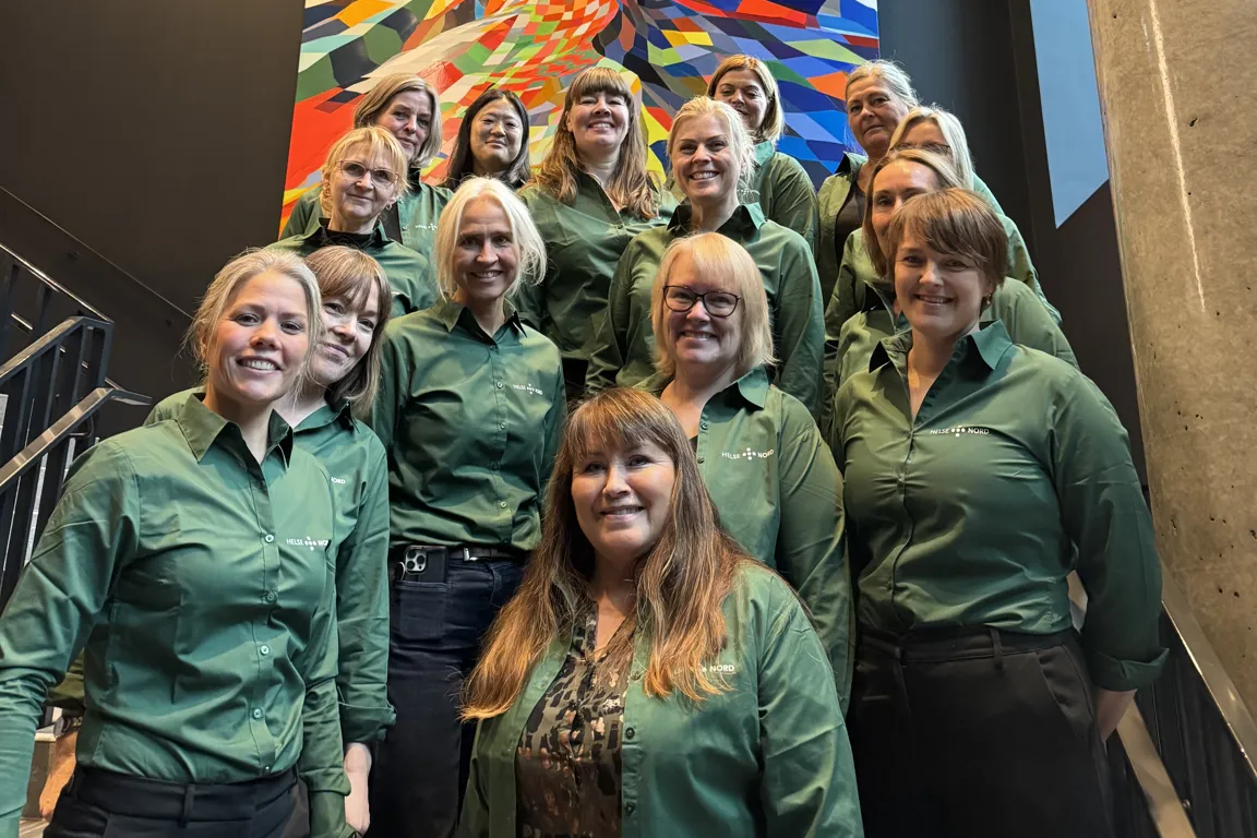 En gruppe mennesker som poserer for et bilde