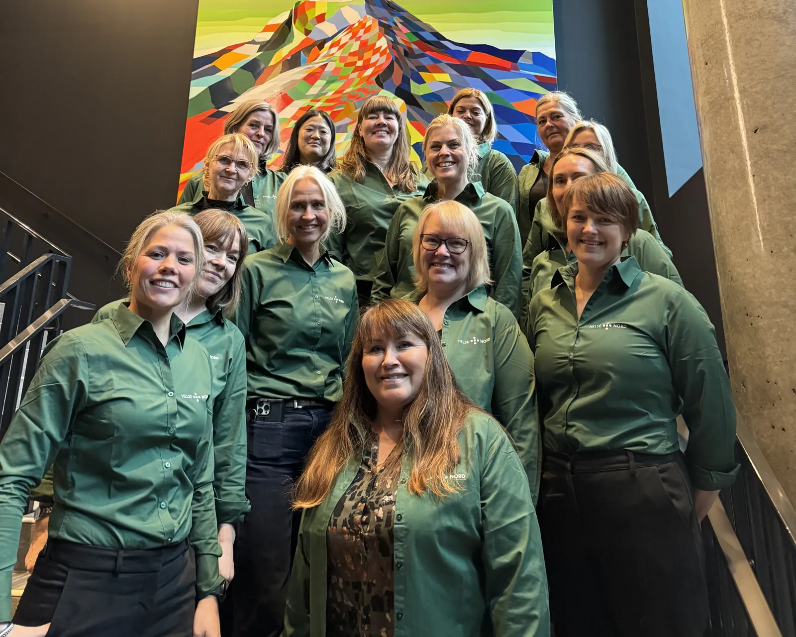 En gruppe mennesker som poserer for et bilde