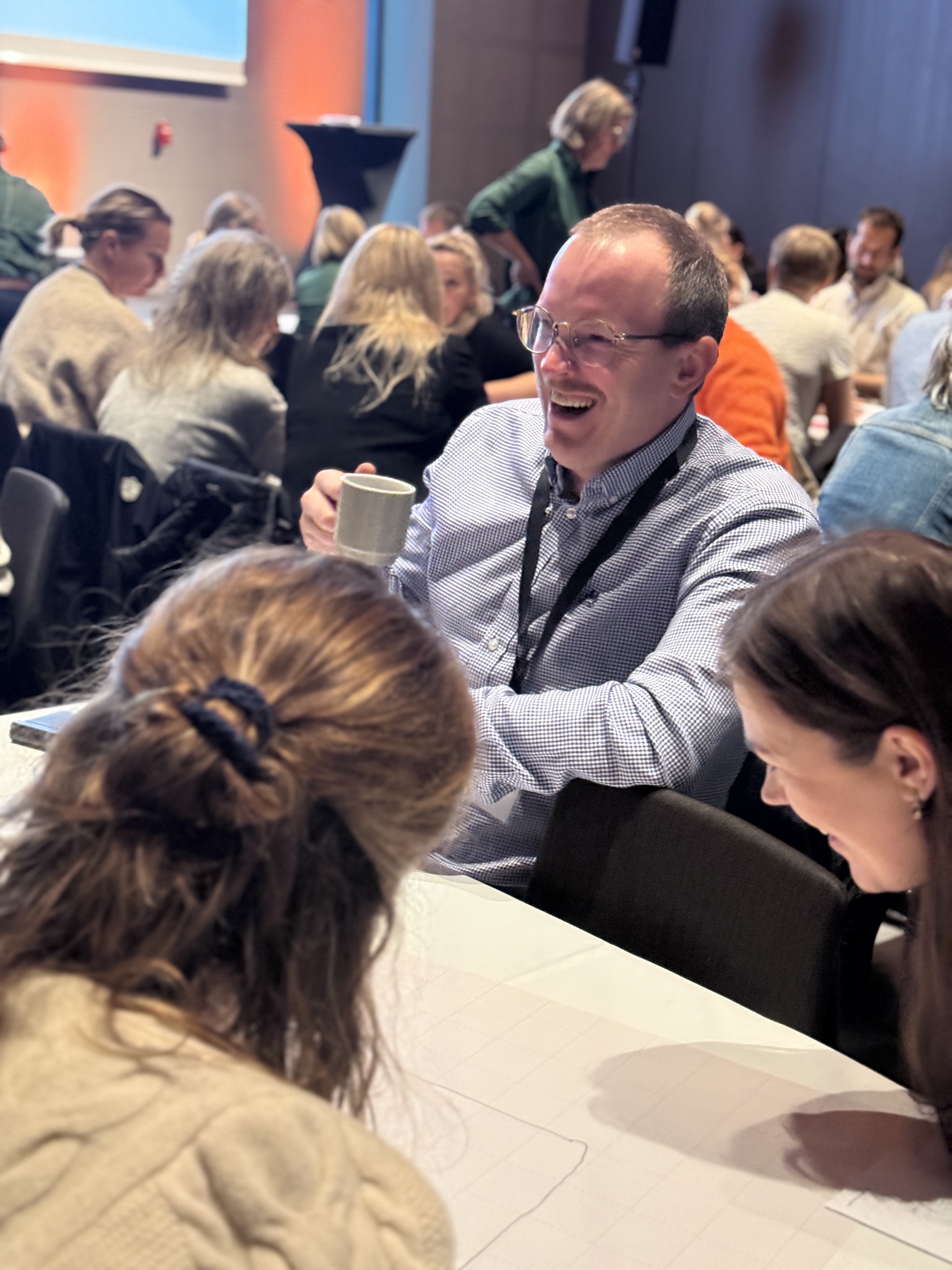 En mann og en kvinne som sitter ved et bord