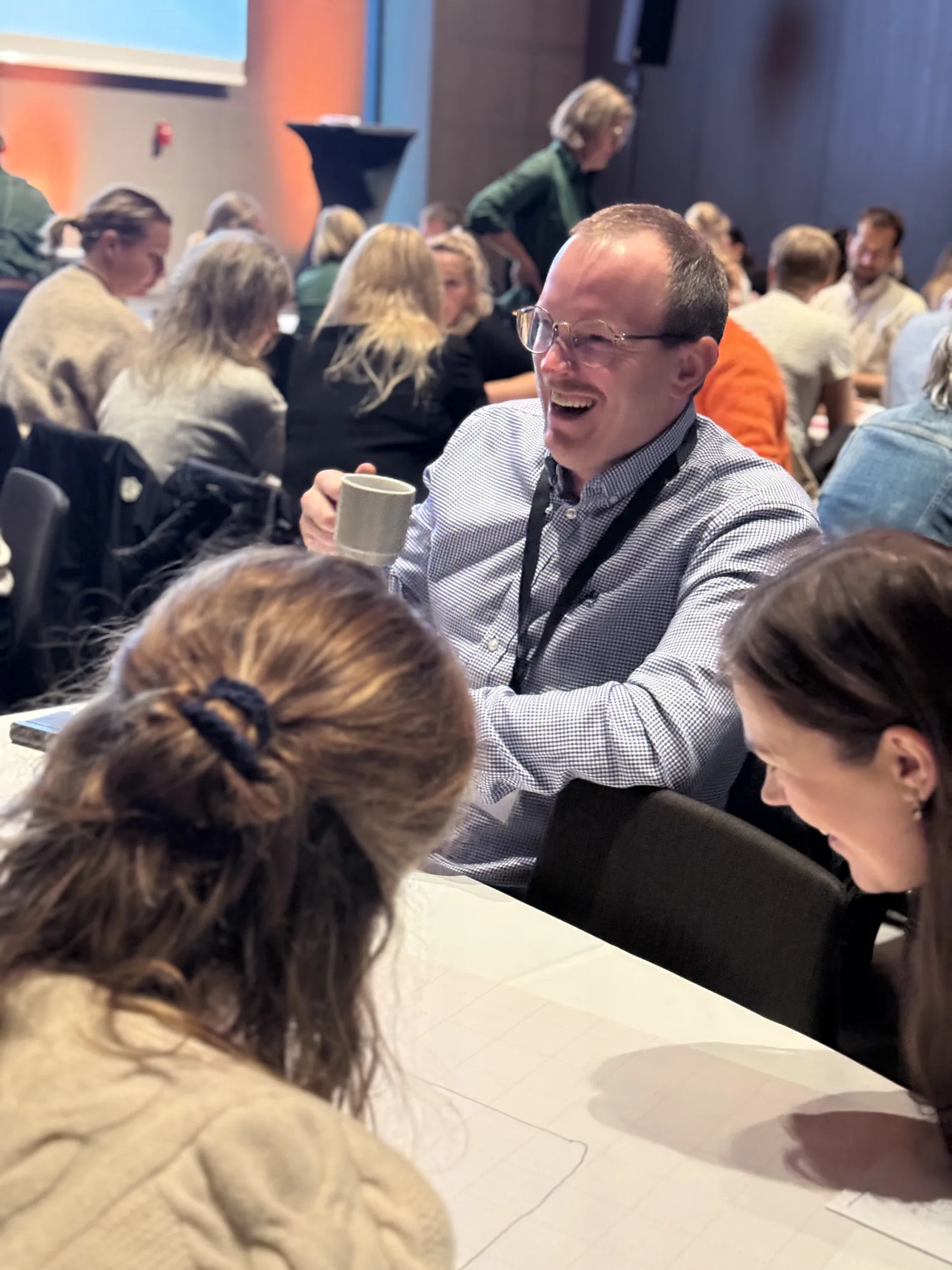 En mann og en kvinne som sitter ved et bord