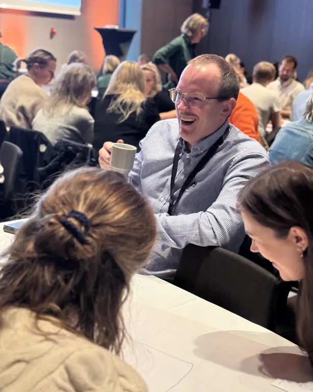 En mann og en kvinne som sitter ved et bord